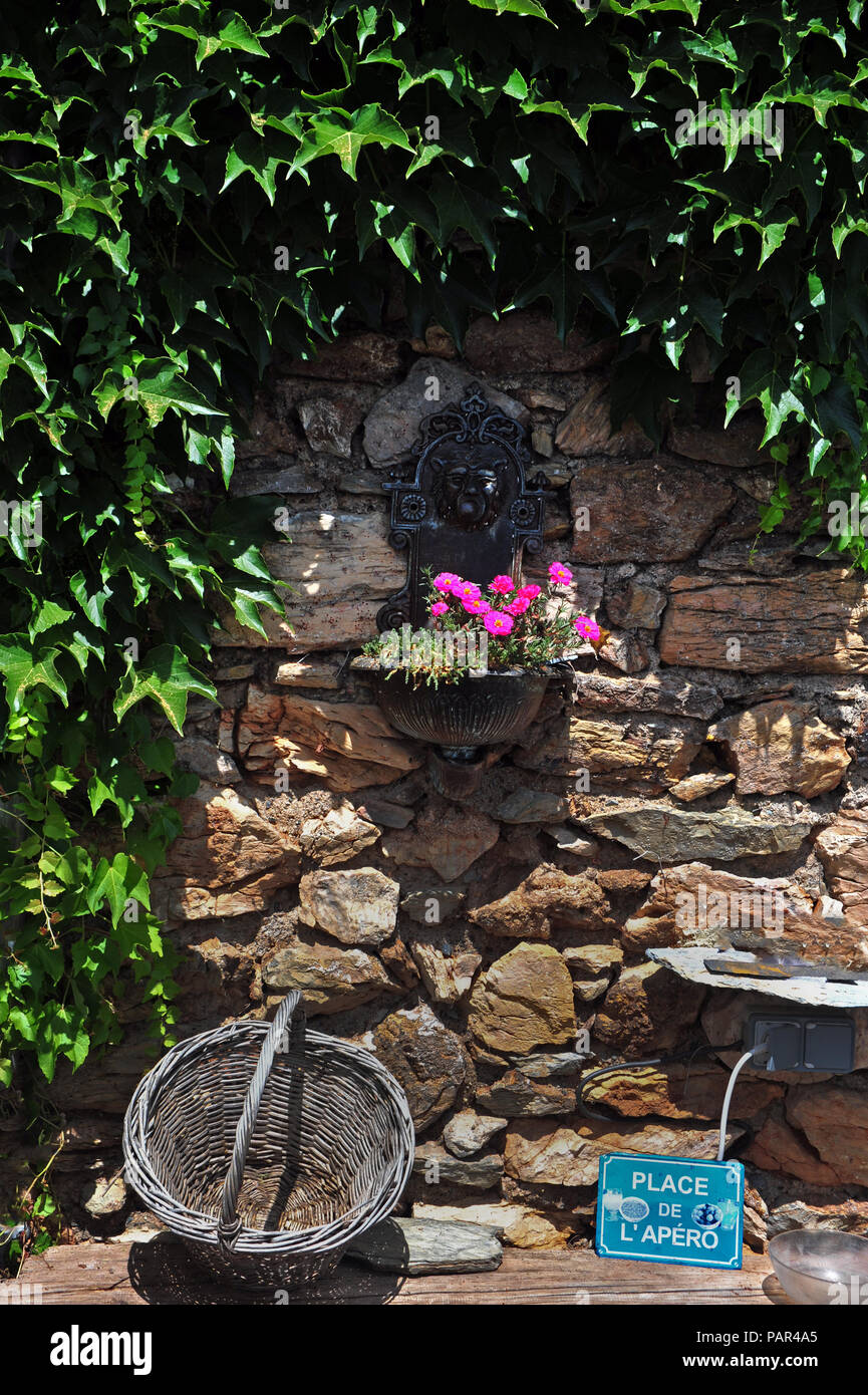 Cast iron wall water feature hi-res stock photography and images - Alamy