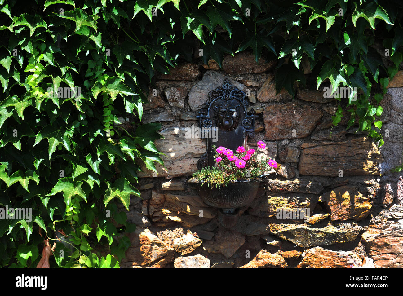 Cast iron wall water feature hi-res stock photography and images - Alamy