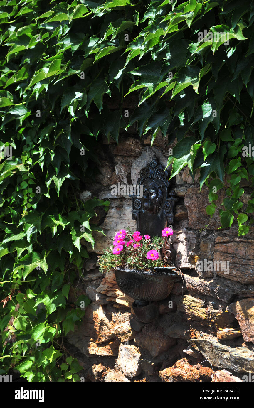 Cast iron wall water feature hi-res stock photography and images - Alamy