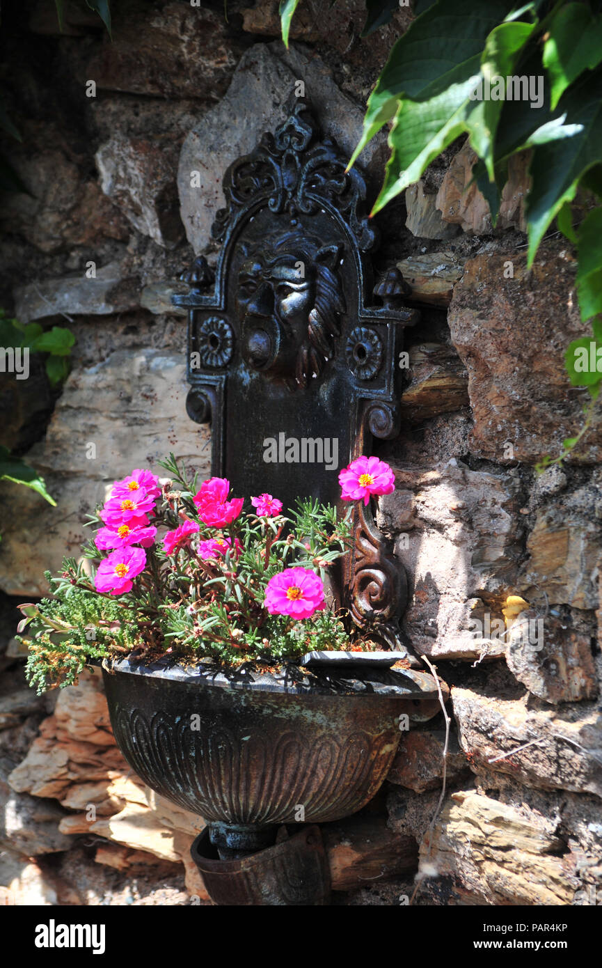 Cast iron wall water feature hi-res stock photography and images - Alamy
