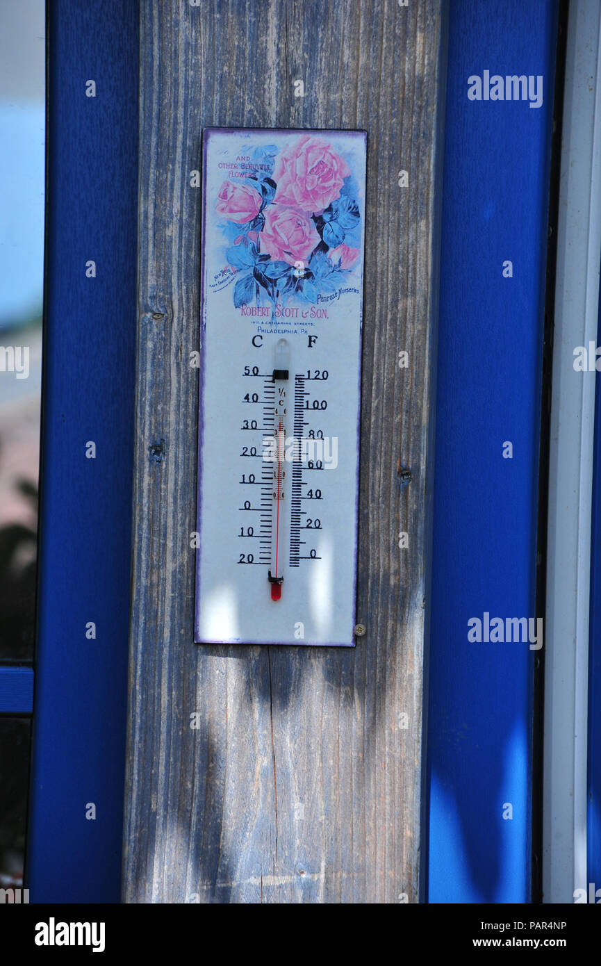 Thermometer reading 32 degrees in the shade hires stock photography