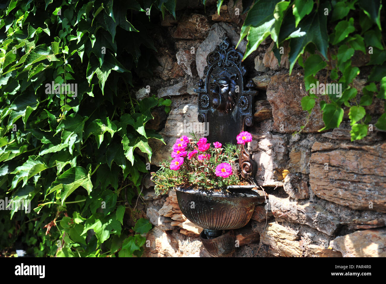Cast iron wall water feature hi-res stock photography and images - Alamy