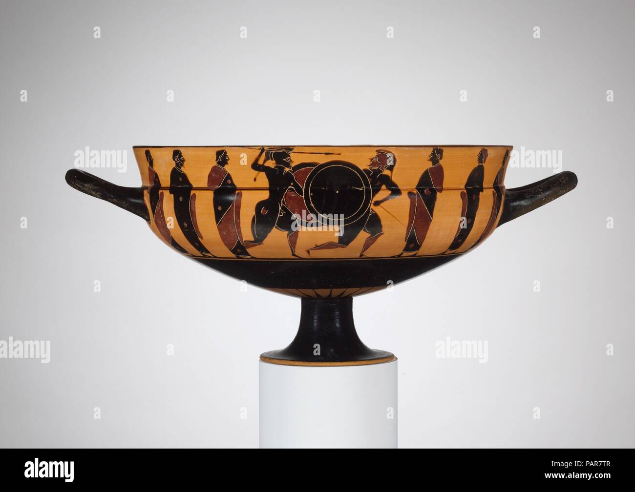 Terracotta kylix: Siana cup (drinking cup). Culture: Greek, Attic. Dimensions: H. 6 3/16 in. (15.7 cm)  diameter  9 13/16 in. (24.9 cm). Date: ca. 560-550 B.C..  Interior, runner.  Exterior, obverse and reverse, combat between onlookers. Museum: Metropolitan Museum of Art, New York, USA. Stock Photo