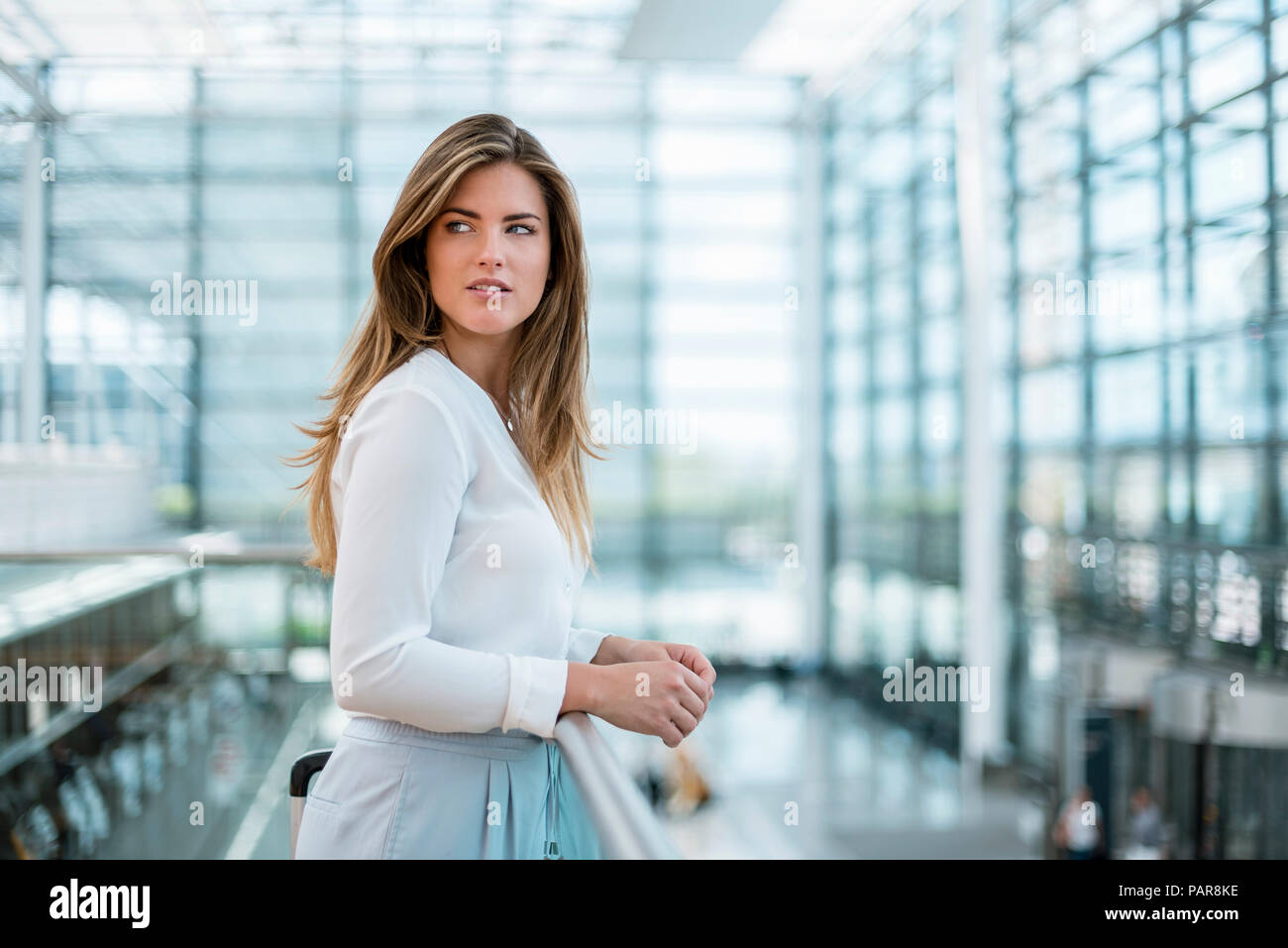 Woman looking around hi-res stock photography and images - Alamy