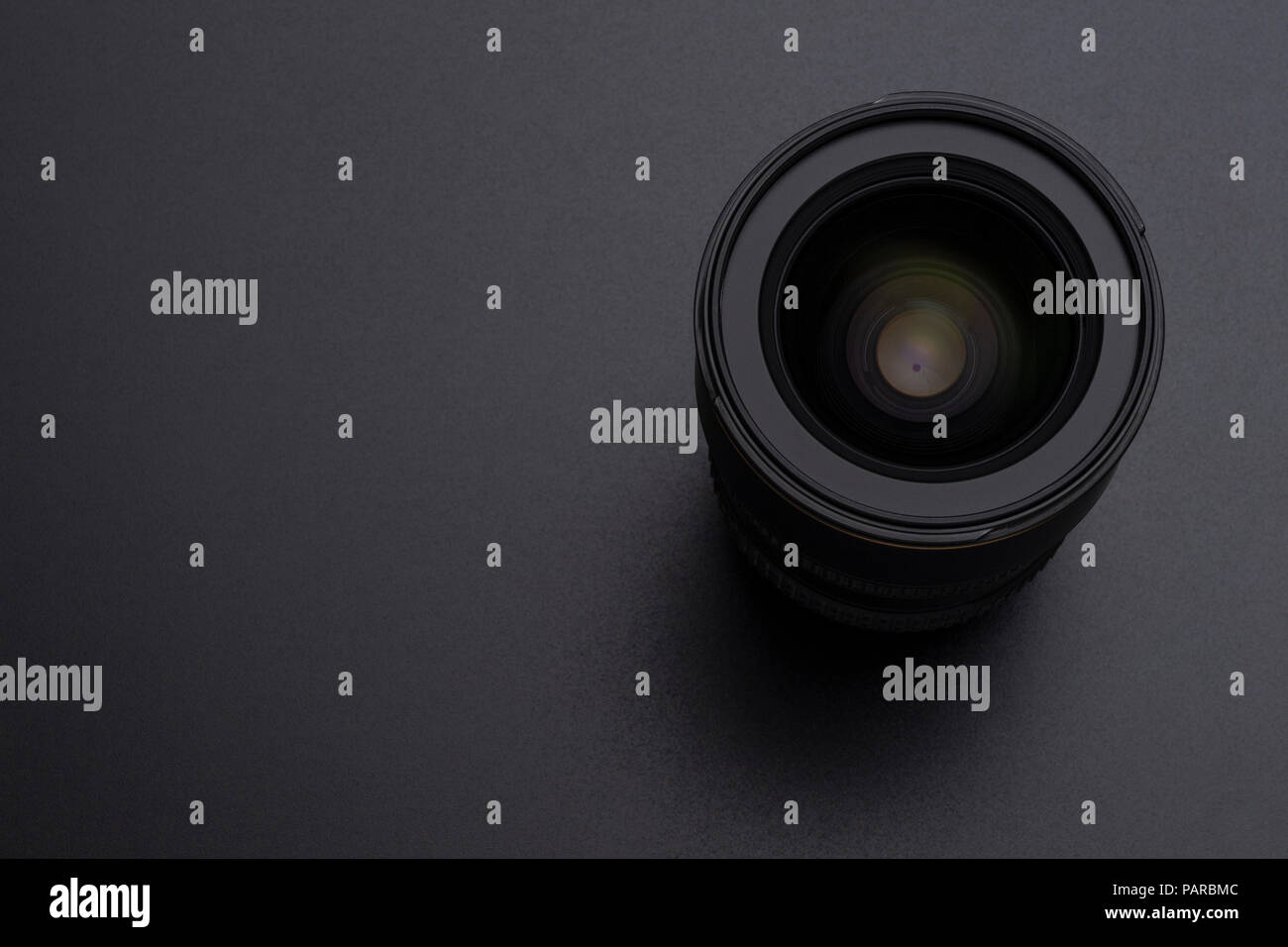 Photo DSLR camera or video lens closeup image on black background