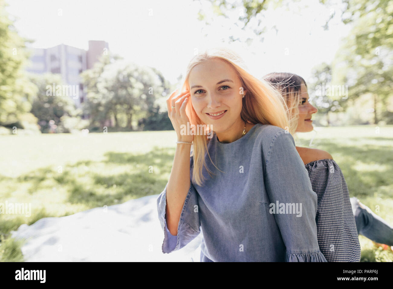 Portrait two women smiling hi-res stock photography and images - Alamy