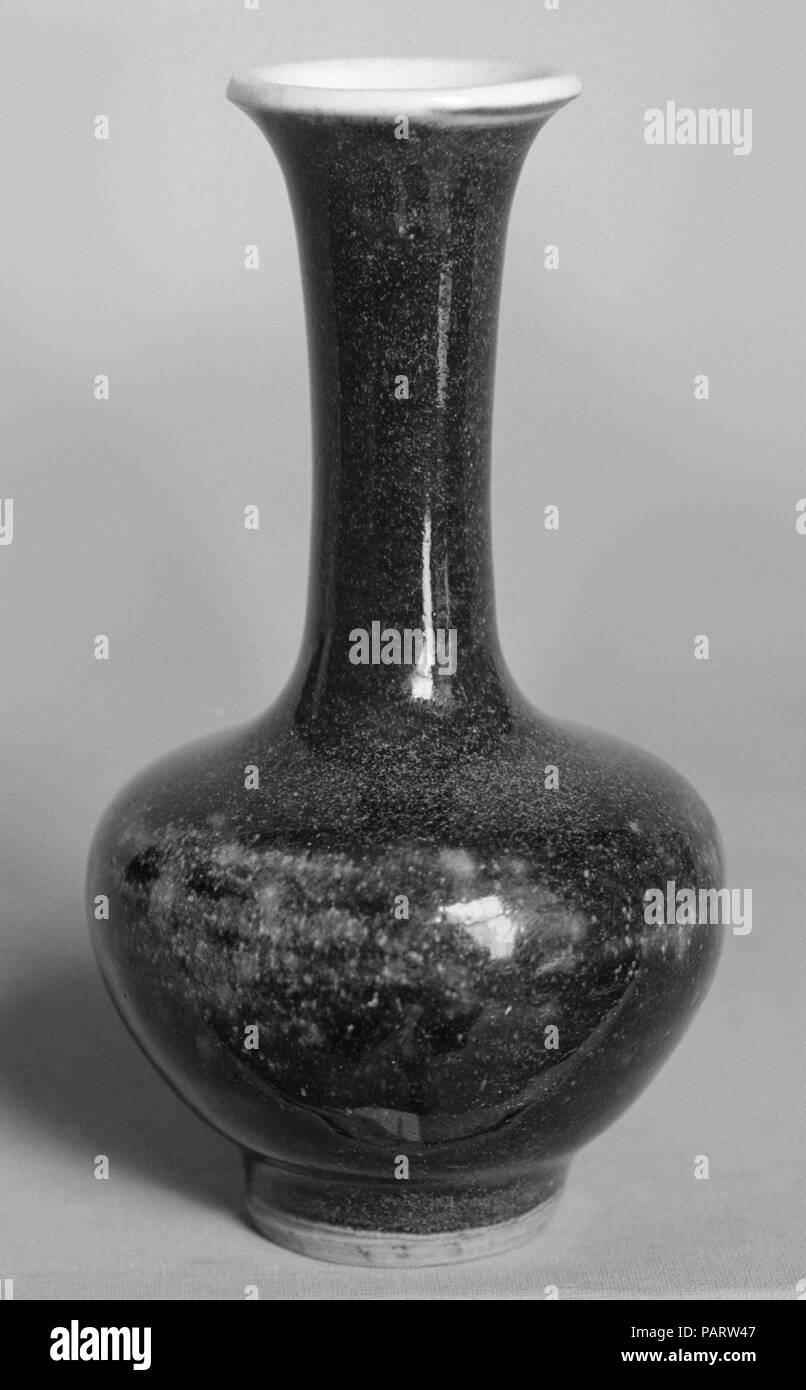 Bottle. Culture: China. Dimensions: H. 4 1/2 in. (11.4 cm). Museum: Metropolitan Museum of Art, New York, USA. Stock Photo