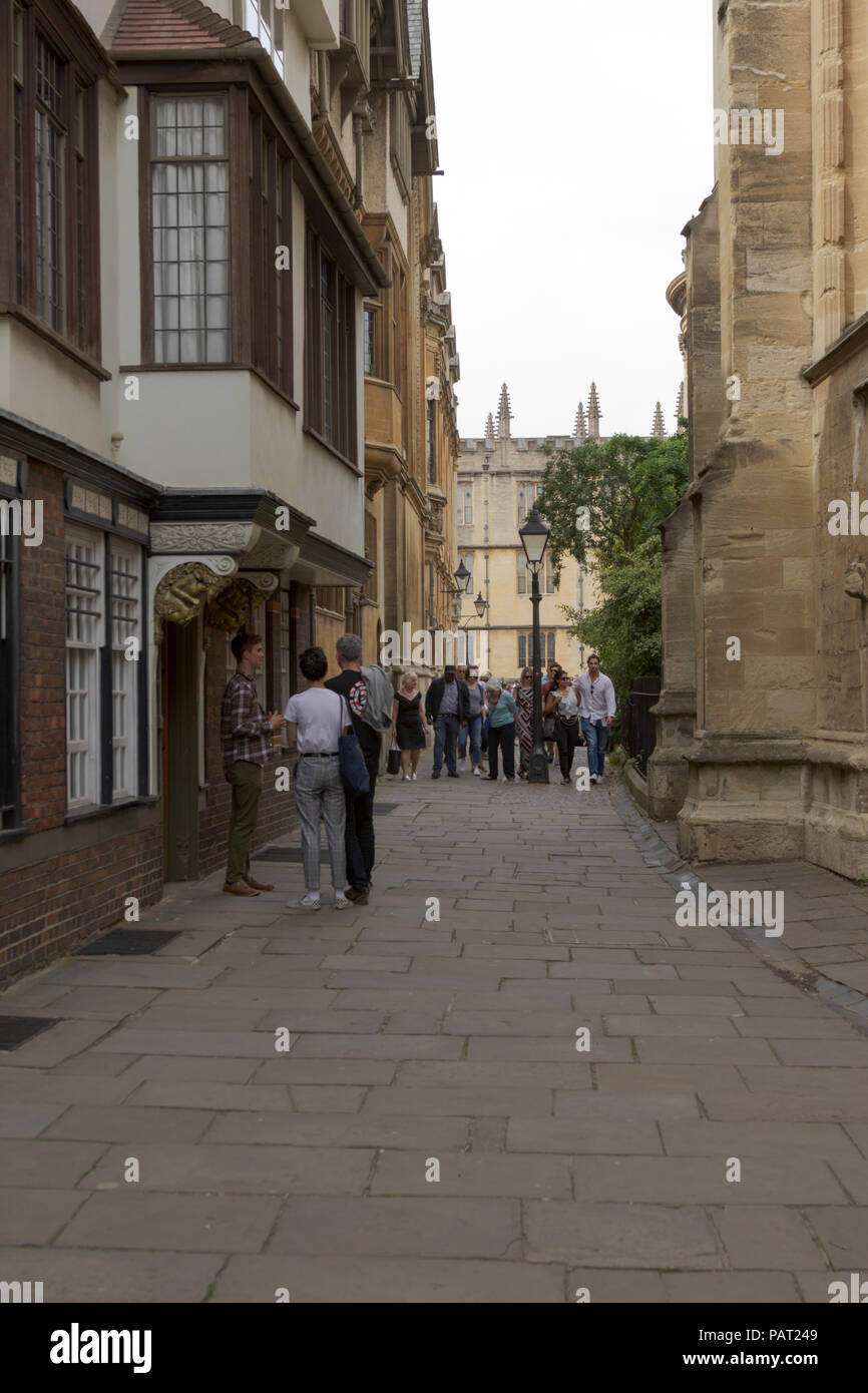 Oxford, Oxfordshire, UK. 23rd June 2018. UK Weather. Shoppers and Tourists enjoy the sunshine and shopping in picturesque Oxford. Stock Photo