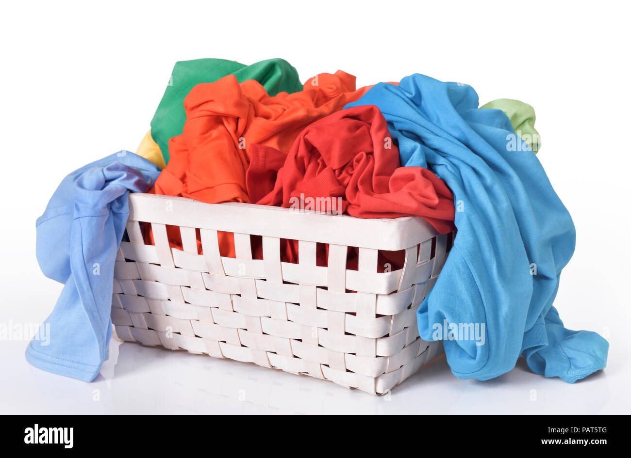 Ropa en la canasta de ropa sucia Imágenes recortadas de stock - Página 2 -  Alamy