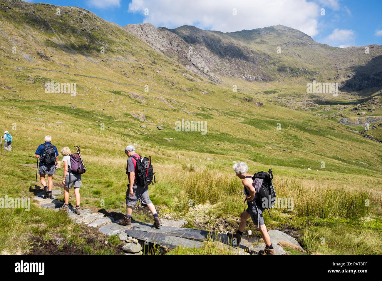 Hikers hiking on path to Mt Snowdon south ridge in mountains of Snowdonia National Park (Eryri). Bethania, Cwm Llan, Gwynedd, Wales, UK, Britain Stock Photo