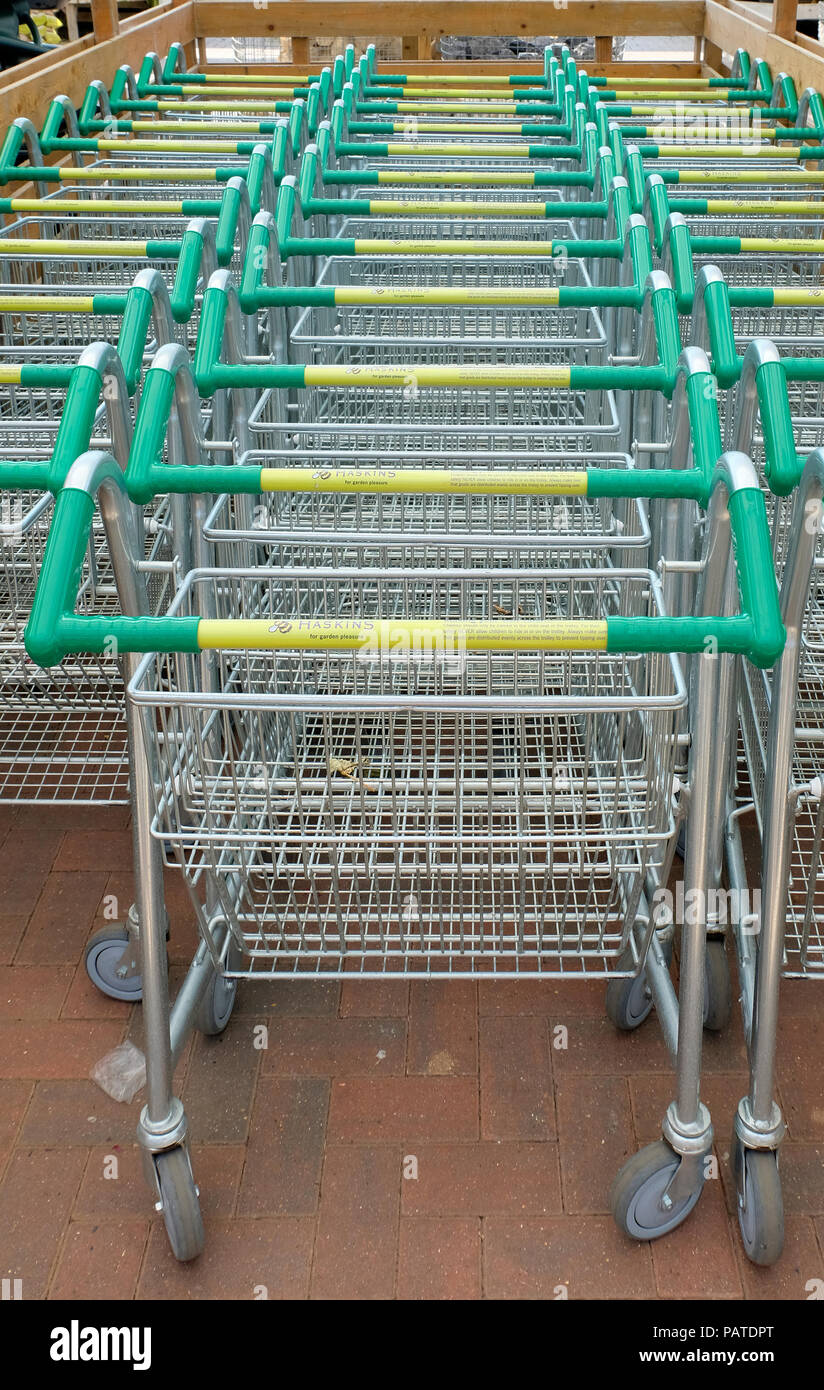 Empty green metal garden hi-res stock photography and images - Alamy