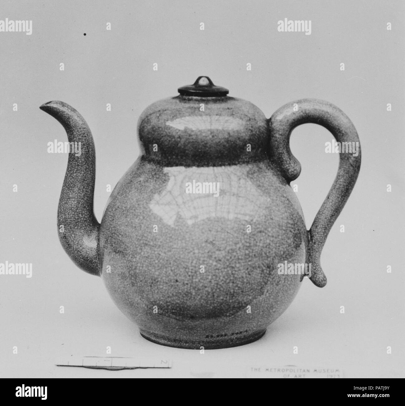 Sencha Water Pitcher (Suichu). Culture: Japan. Dimensions: H. incl. lid  5 in. (12.7 cm); W. (spout to handle) 5 7/8 in. (14.9 cm). Date: early 19th century. Museum: Metropolitan Museum of Art, New York, USA. Stock Photo