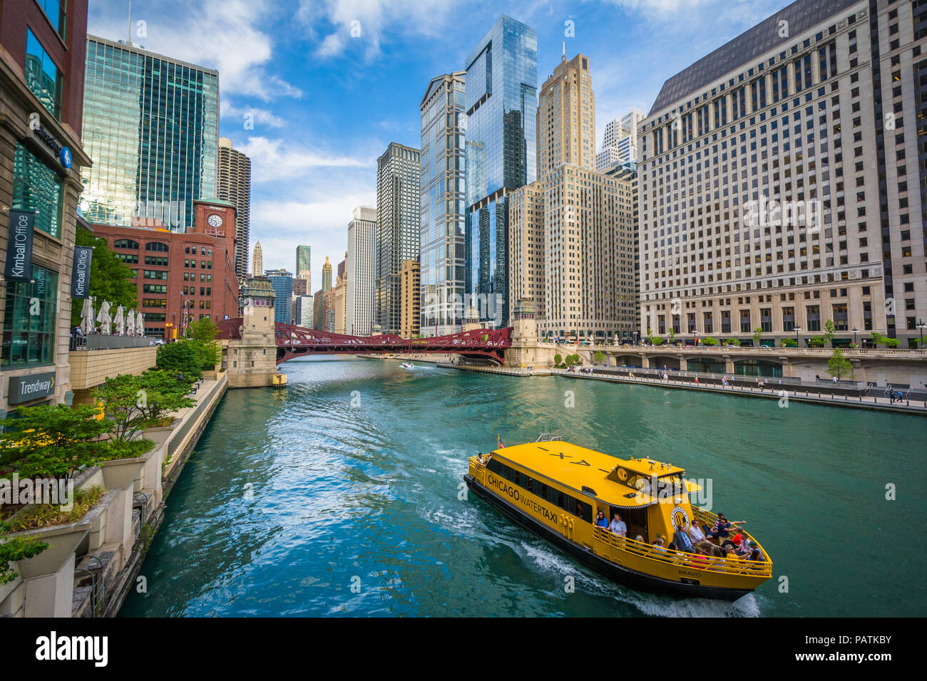 Chicago water taxi on river hi-res stock photography and images - Alamy
