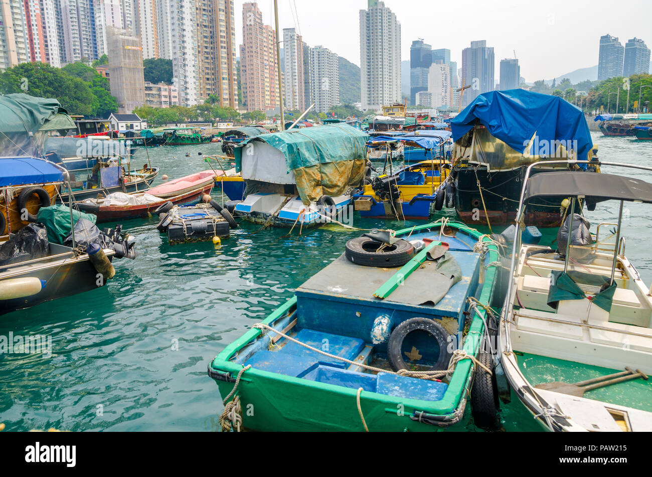 Boats and boat houses at Aberdeen floating village Stock Photo Alamy