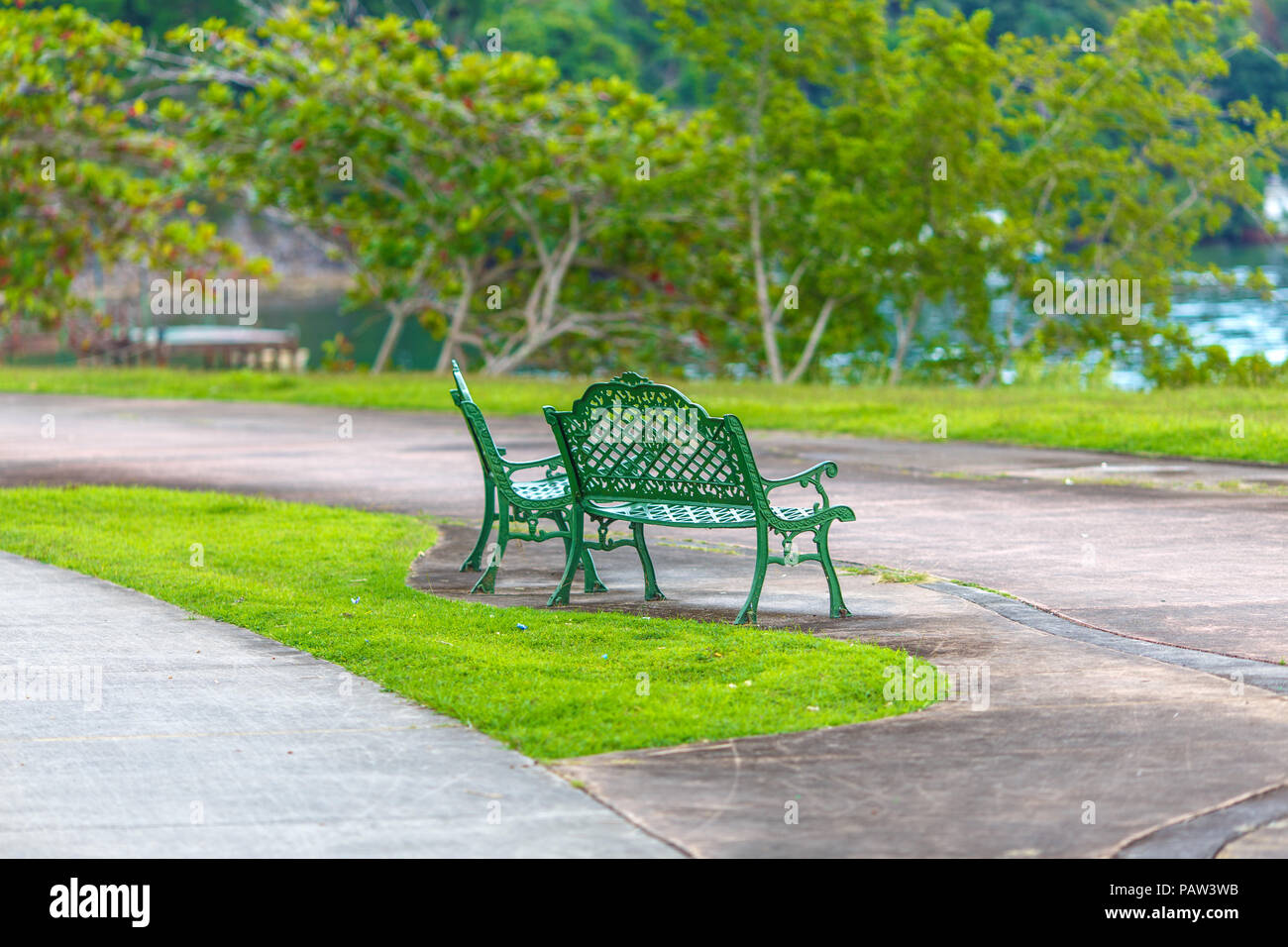 Green benches hi-res stock photography and images - Alamy