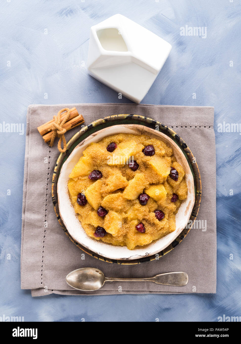 Amaranth porridge with apples, cinnamon, turmeric and dried fruit