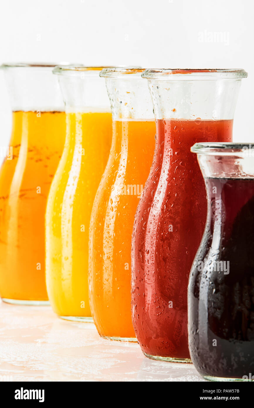 Fruchtsäfte in Saftflaschen - Apfelsaft, Orangensaft, Multivitaminsaft, Blutorangen- und Granatapfelsaft, Kirschsaft Stock Photo