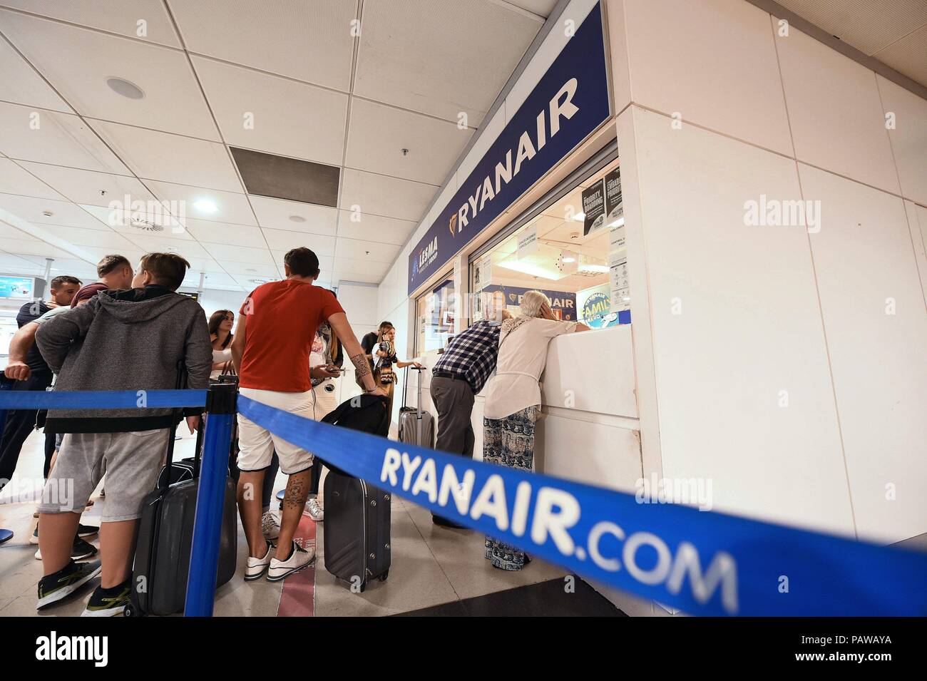 Barcelona Northeastern Spain 25 July 2018 Passengers Stand At