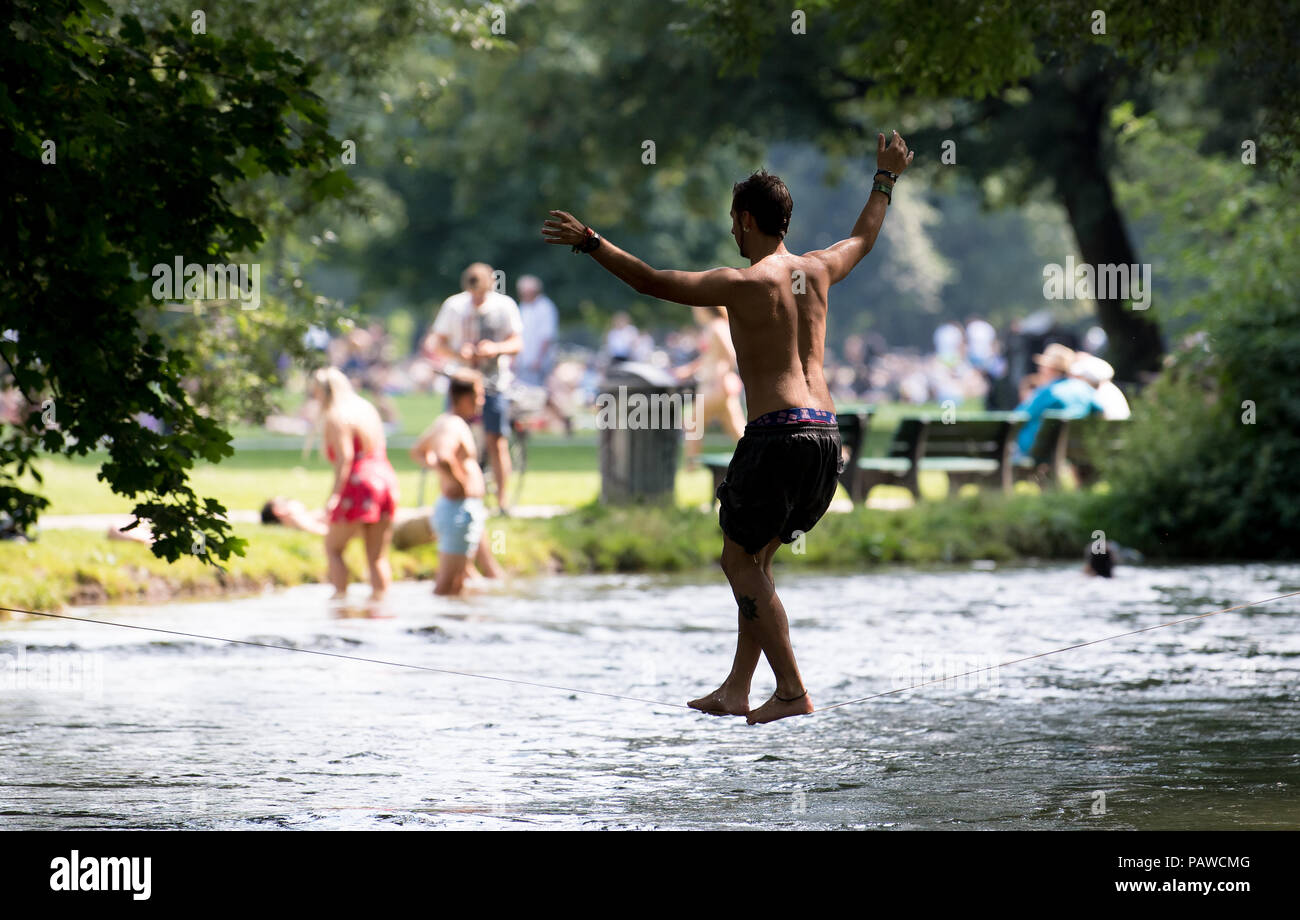 Лето жара. Лето выдалось очень жарким почти все. Босиком у фонтана. Лето выдалось очень жарким почти все. Жаркий день.