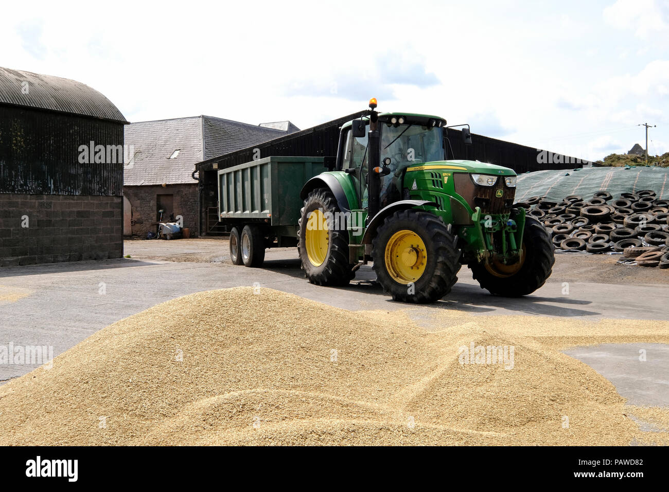 Kelso, Scotland, 25 July 2018.   Combine Harvester in Scottish Borders Moving the crop to a dryer, Sandyknowe Farm, near Kelso in the Scottish Borders, a farm hand moving the grain to a waiting dryer after being returned to the farm on wednesday 25 July 2018  (Photo by Rob Gray / Freelance) Credit: Rob Gray/Alamy Live News Stock Photo