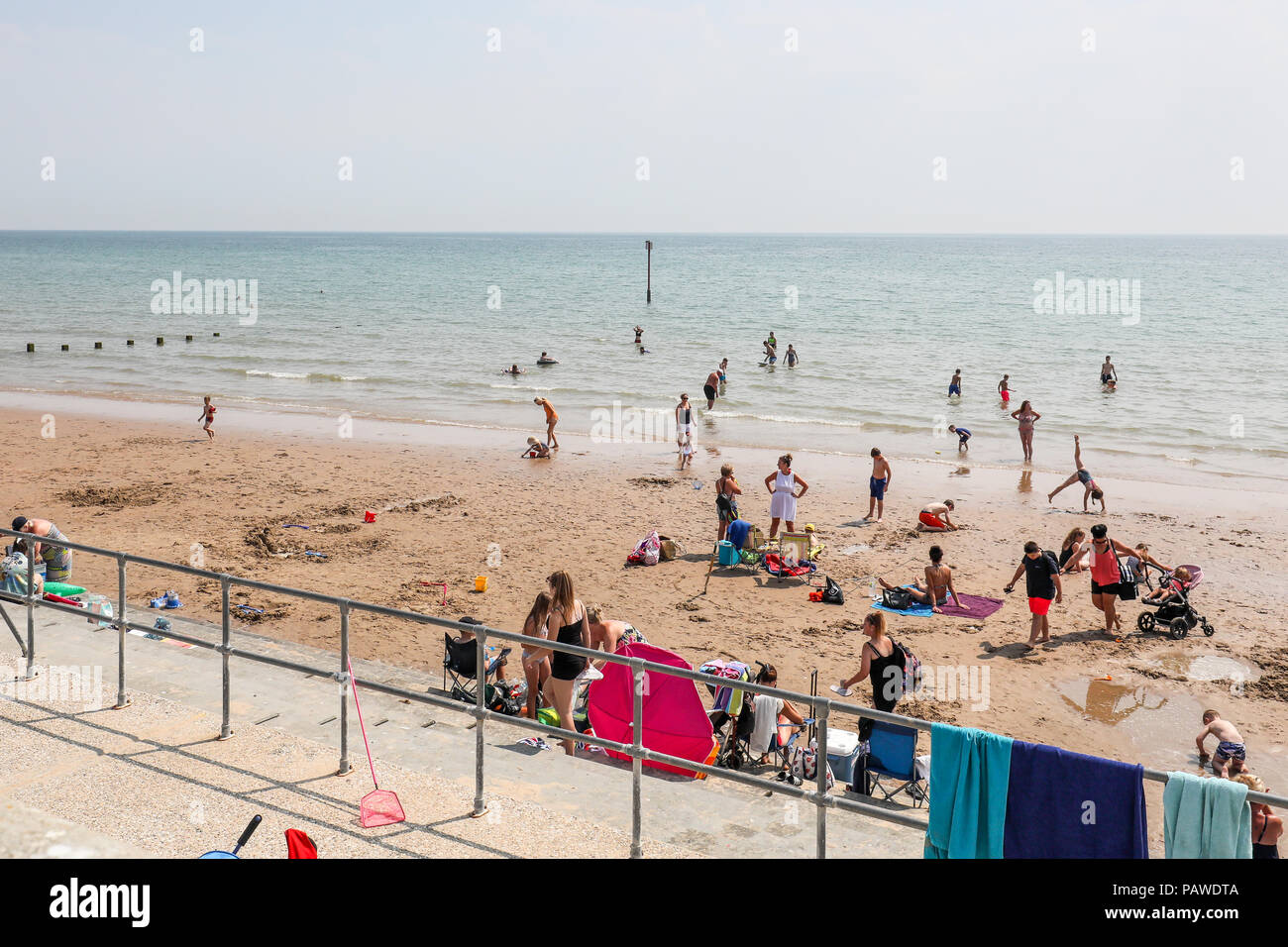 Dymchurch, Kent Coast, UK, 25th July 2018.  Visitors on the beach in Dymchurch on the Kent Coastline  on what is expected to be the hottest day of the year in the UK, with temperatures expected to reach 32 degrees by Friday. credit Shaun Fellows / Alamy Live News Stock Photo