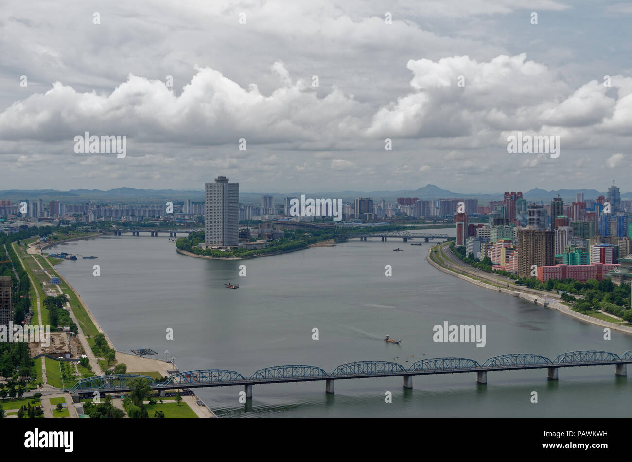 Ficheiro:Fishing on the Taedong River 대동강 in Pyongyang