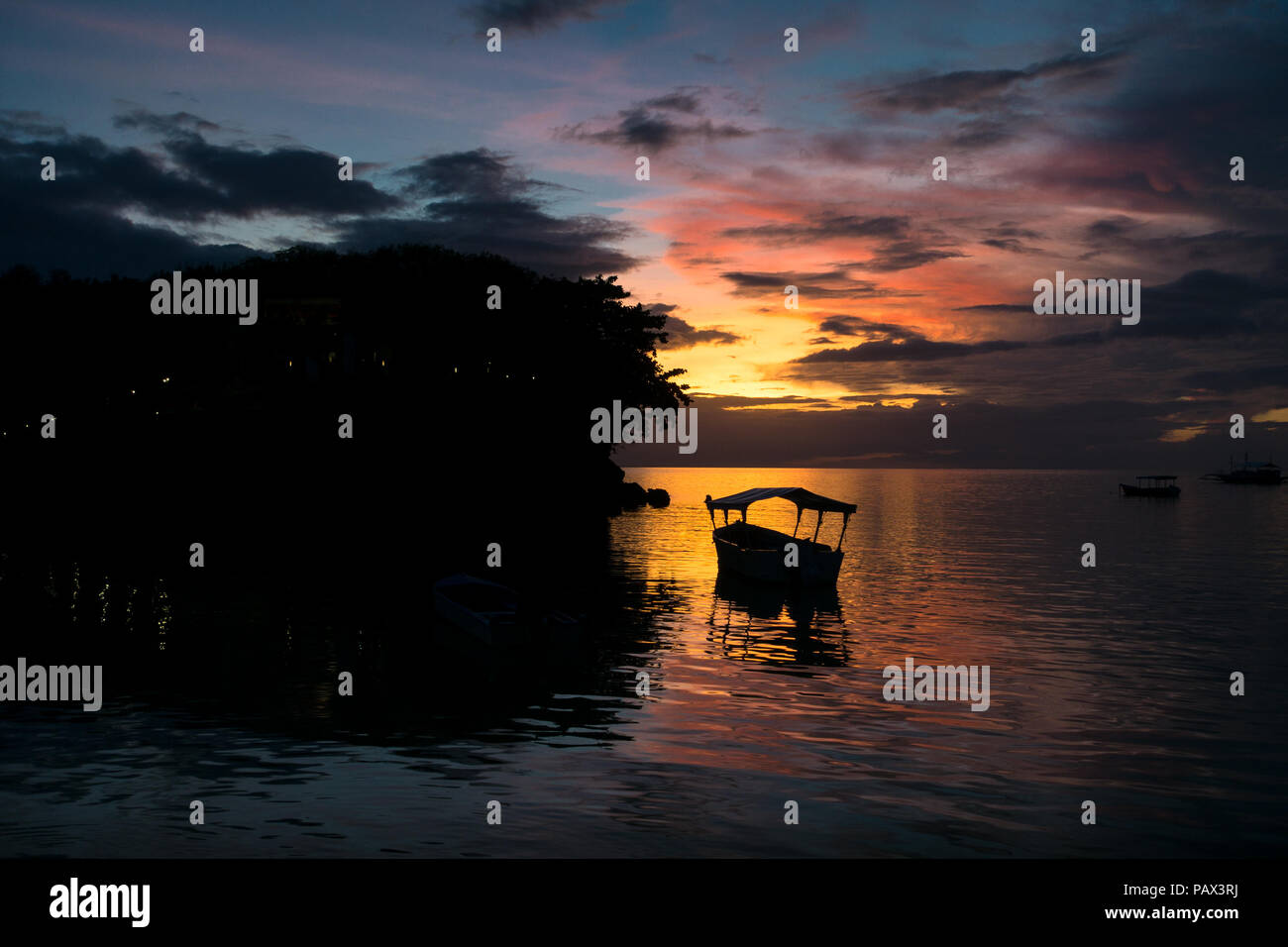 Beach boat sunset hi-res stock photography and images - Alamy