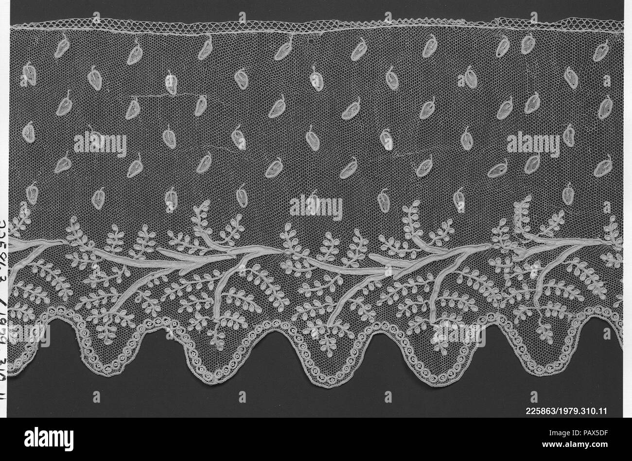 Edging. Culture: French. Dimensions: L. 23 x W. 5 1/2 inches  58.4 x 14.0 cm. Date: late 18th-early 19th century.  The Metropolitan Museum's great lace collection was started when the Museum became the first among American museums to organize a permanent collection of lace with the acceptance of the McCallum Collection in 1879 and the bequests of Mrs. John Jacob Astor, Mrs. Robert L. Stuart, Mrs. Augustus Cleveland, and Mrs. A. W. Winters shortly thereafter. In 1893 a loan collection of antique laces shown at the World's Columbian Exposition in Chicago was assembled by a committee of New York  Stock Photo