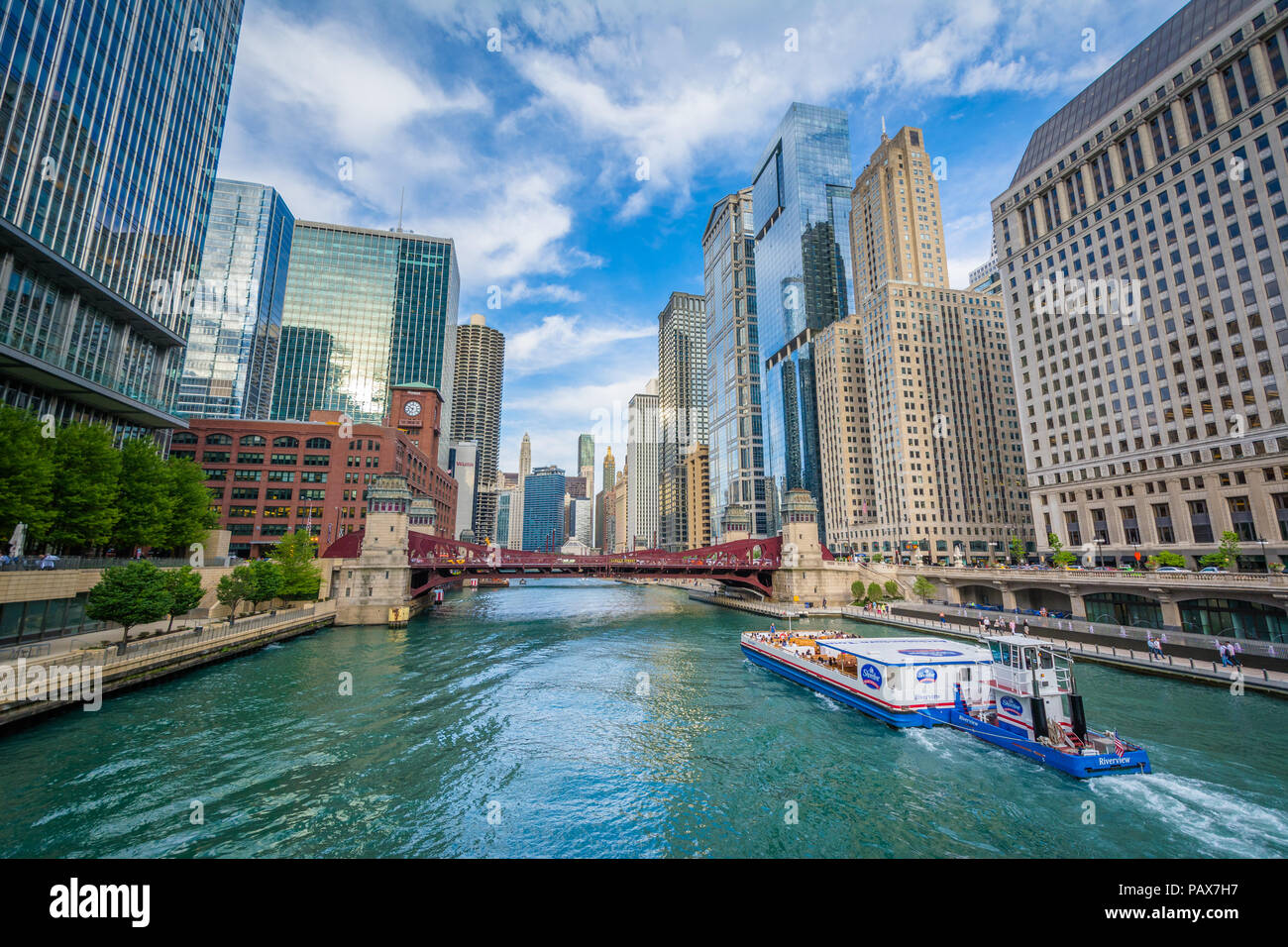 Boat in the Chicago River, in Chicago, Illinois Stock Photo - Alamy