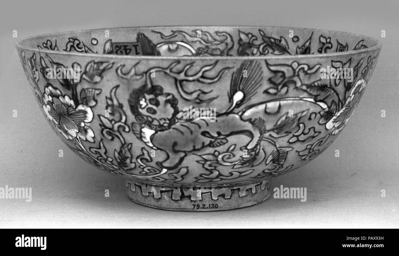 Bowl. Culture: China. Dimensions: H. 3 7/16 in. (8.7 cm); Diam. 7 7/8 in. (20 cm). Date: 18th century. Museum: Metropolitan Museum of Art, New York, USA. Stock Photo