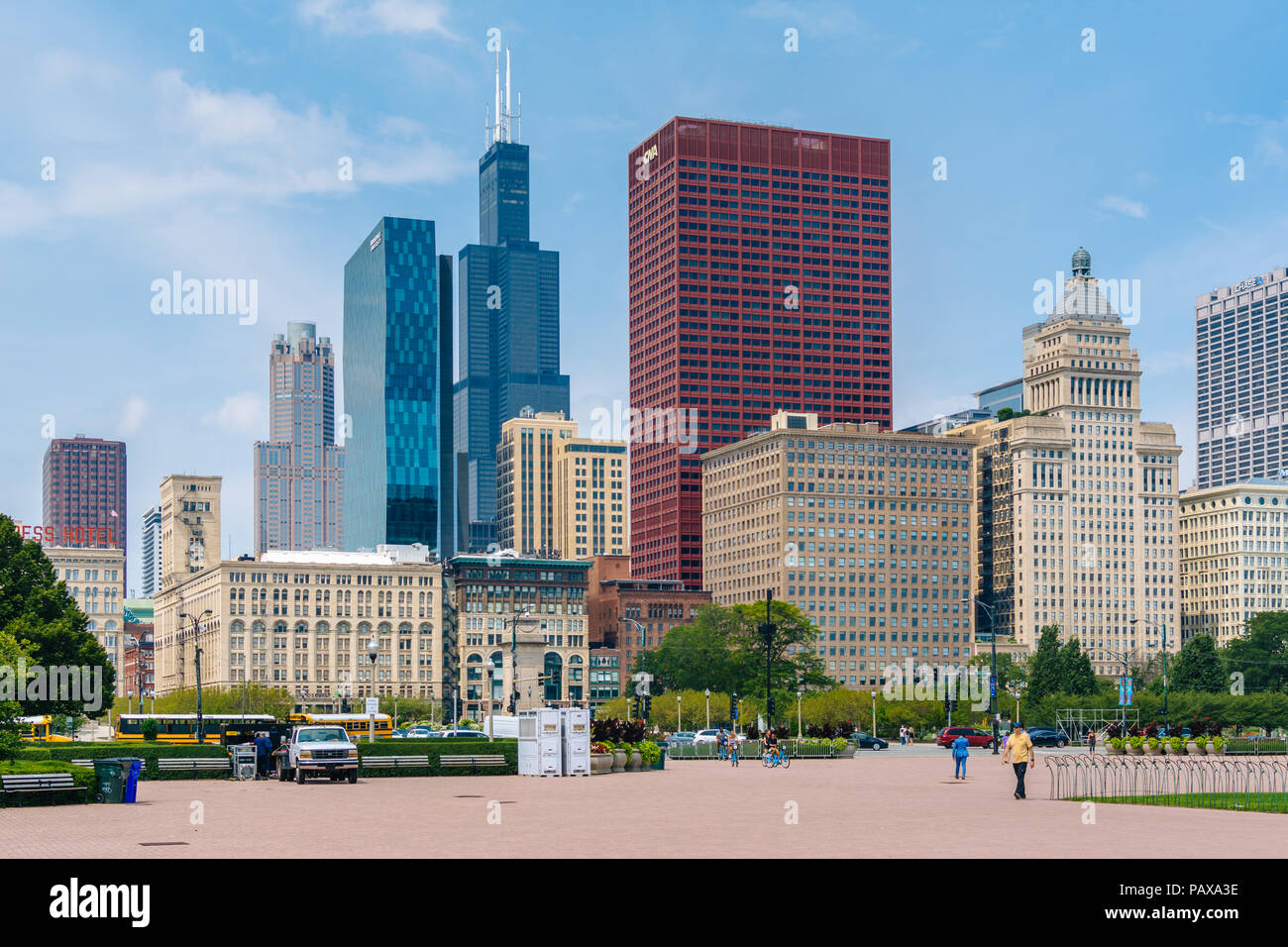 Grant Park and view of skyscrapers in Chicago, Illinois Stock Photo - Alamy