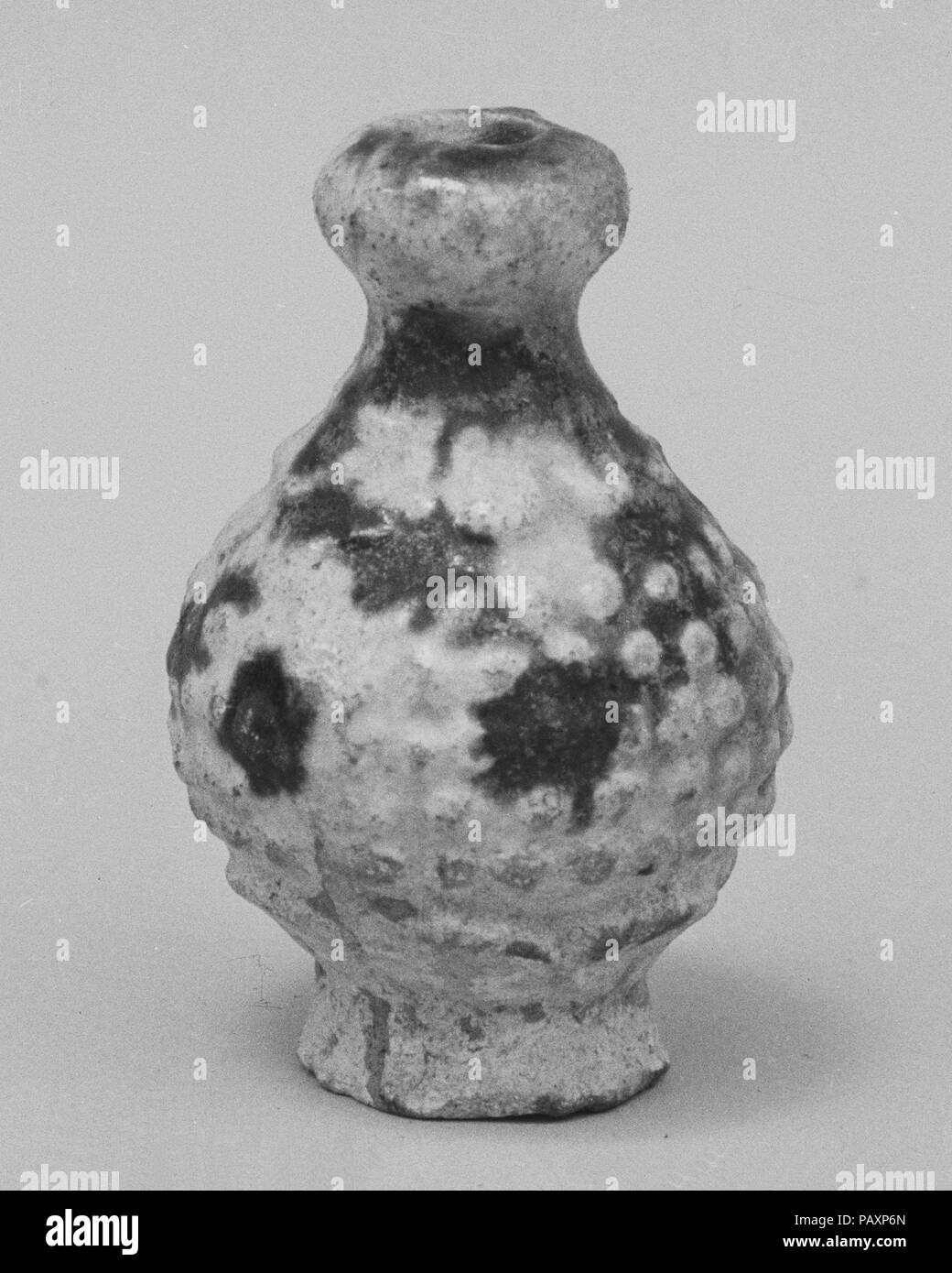 Jar. Culture: China. Dimensions: H. 1 1/2 in. (3.8 cm). Museum: Metropolitan Museum of Art, New York, USA. Stock Photo