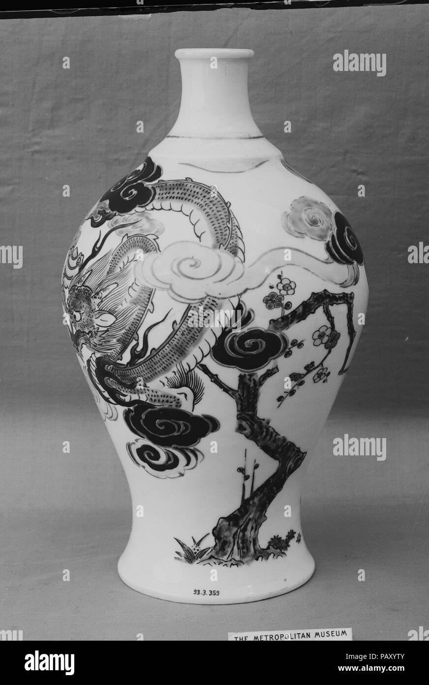Vase. Culture: Japan. Dimensions: H. 9 3/4 in. (24.8 cm); Diam. 6 in. (15.2 cm). Date: 1780. Museum: Metropolitan Museum of Art, New York, USA. Stock Photo