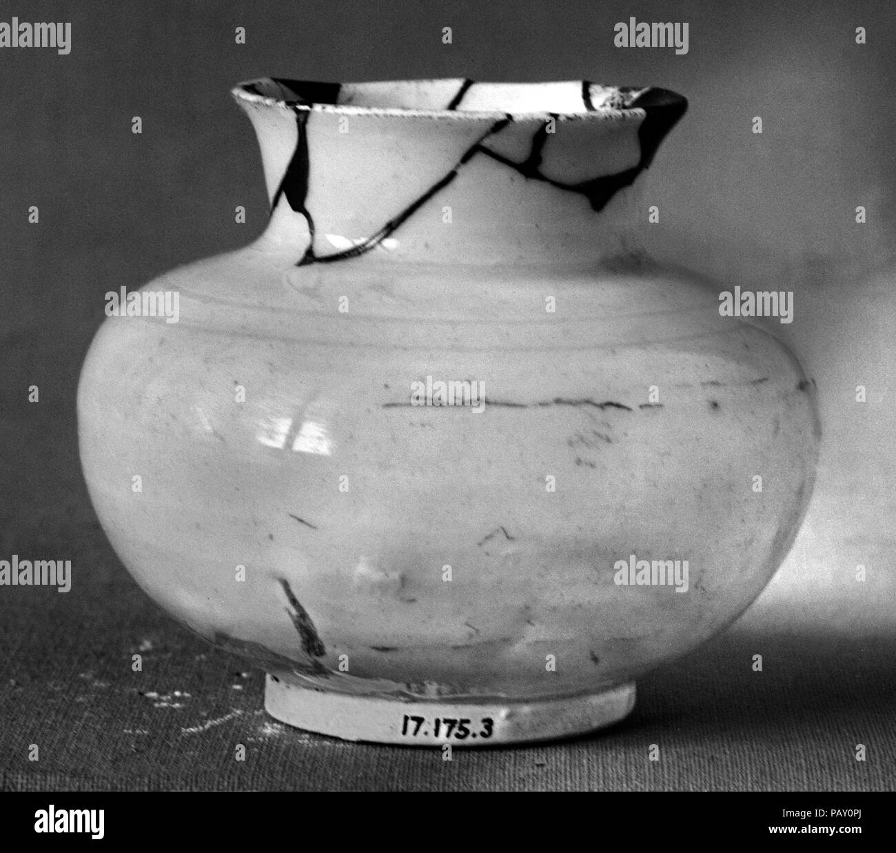 Pot. Culture: Korea. Dimensions: H. 2 3/8 in. (6 cm); Diam. 2 1/2 in. (6.4 cm). Museum: Metropolitan Museum of Art, New York, USA. Stock Photo