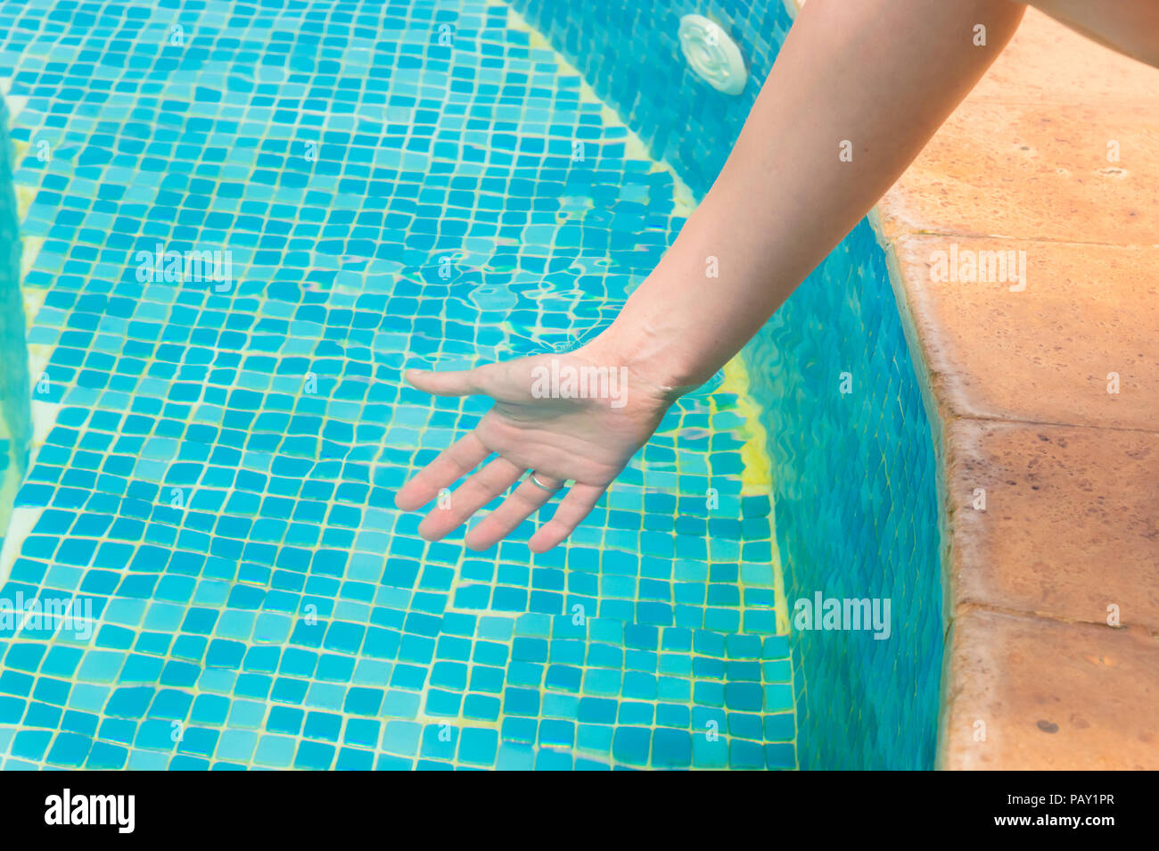 Можно с температурой в бассейн. Рука в бассейне. Pool temperature. За руку у бассейна. Температура в бассейне.
