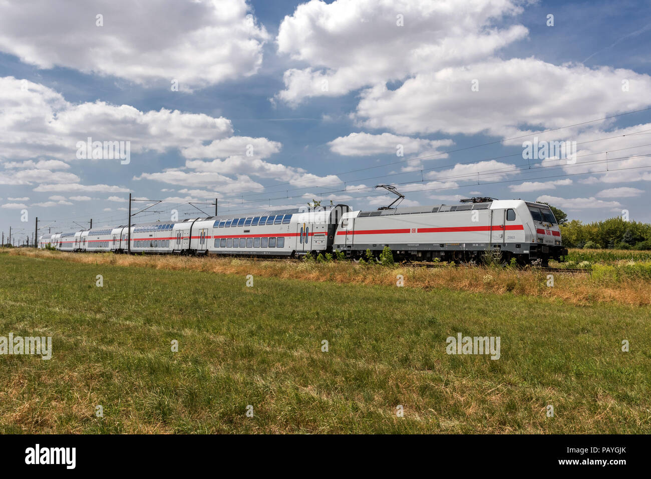 Ein IC2 auf dem Weg nach Norddeich Mole, aufgenommen bei der Fahrt durch das sommerliche Sachsen-Anhalt Stock Photo