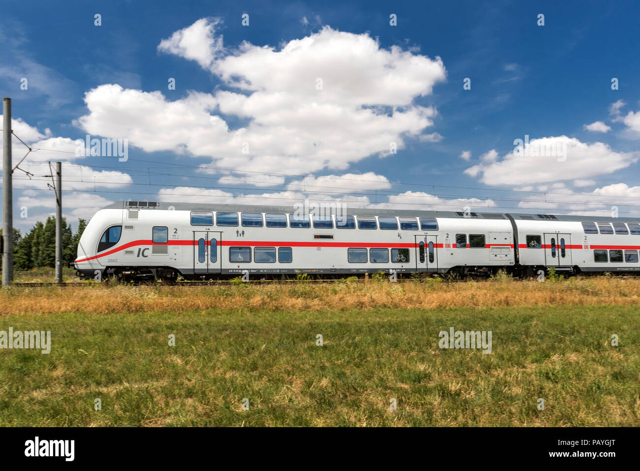 Ein IC2 auf dem Weg nach Norddeich Mole, aufgenommen bei der Fahrt durch das sommerliche Sachsen-Anhalt Stock Photo