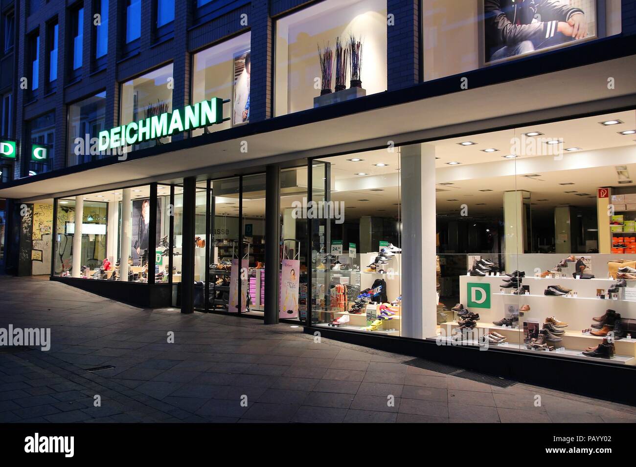 døråbning sort Legitimationsoplysninger LUBECK, GERMANY - AUGUST 29, 2014: Deichmann footwear fashion store in  Lubeck, Germany. Deichmann has 3,600 shoe stores around the world Stock  Photo - Alamy
