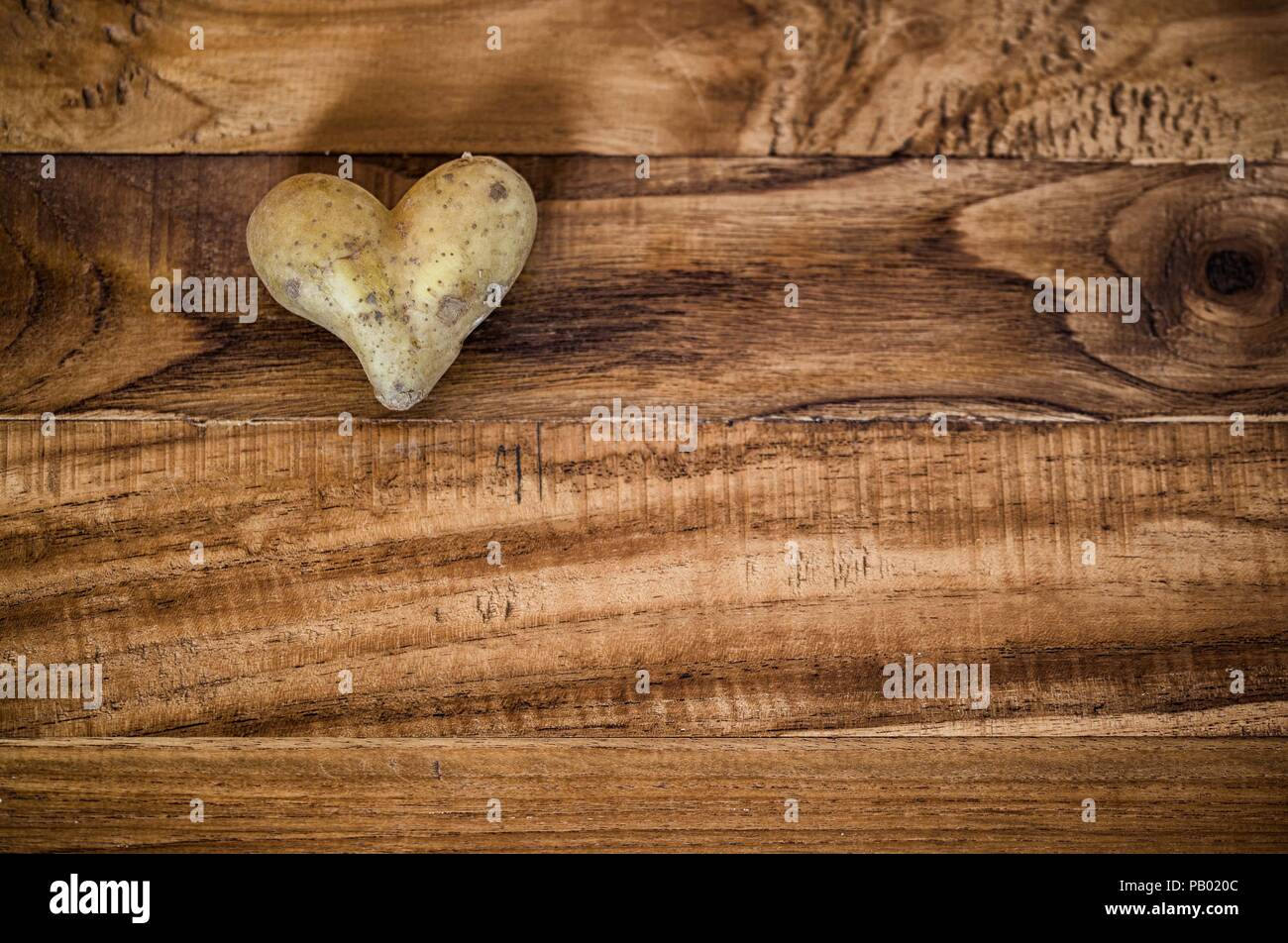 Kartoffel in Herzform auf  Holz Stock Photo