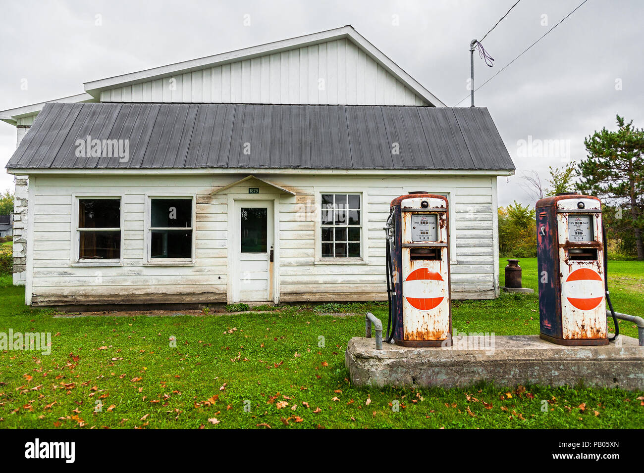 Eastern Townships, Quebec, Canada. Pigeon Hill, old gas station Stock Photo Alamy