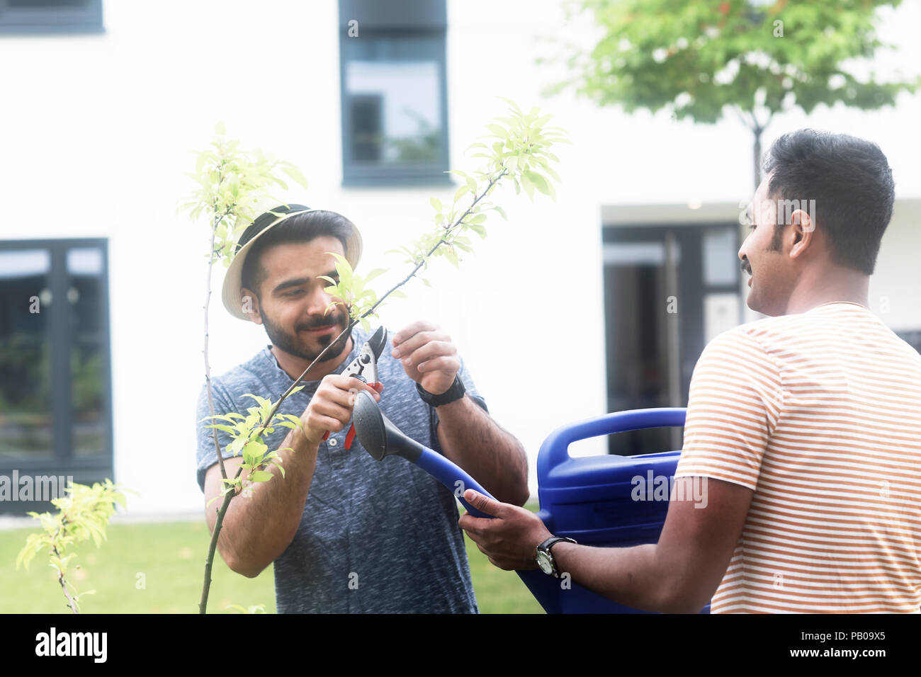 Men gardening hi-res stock photography and images - Alamy