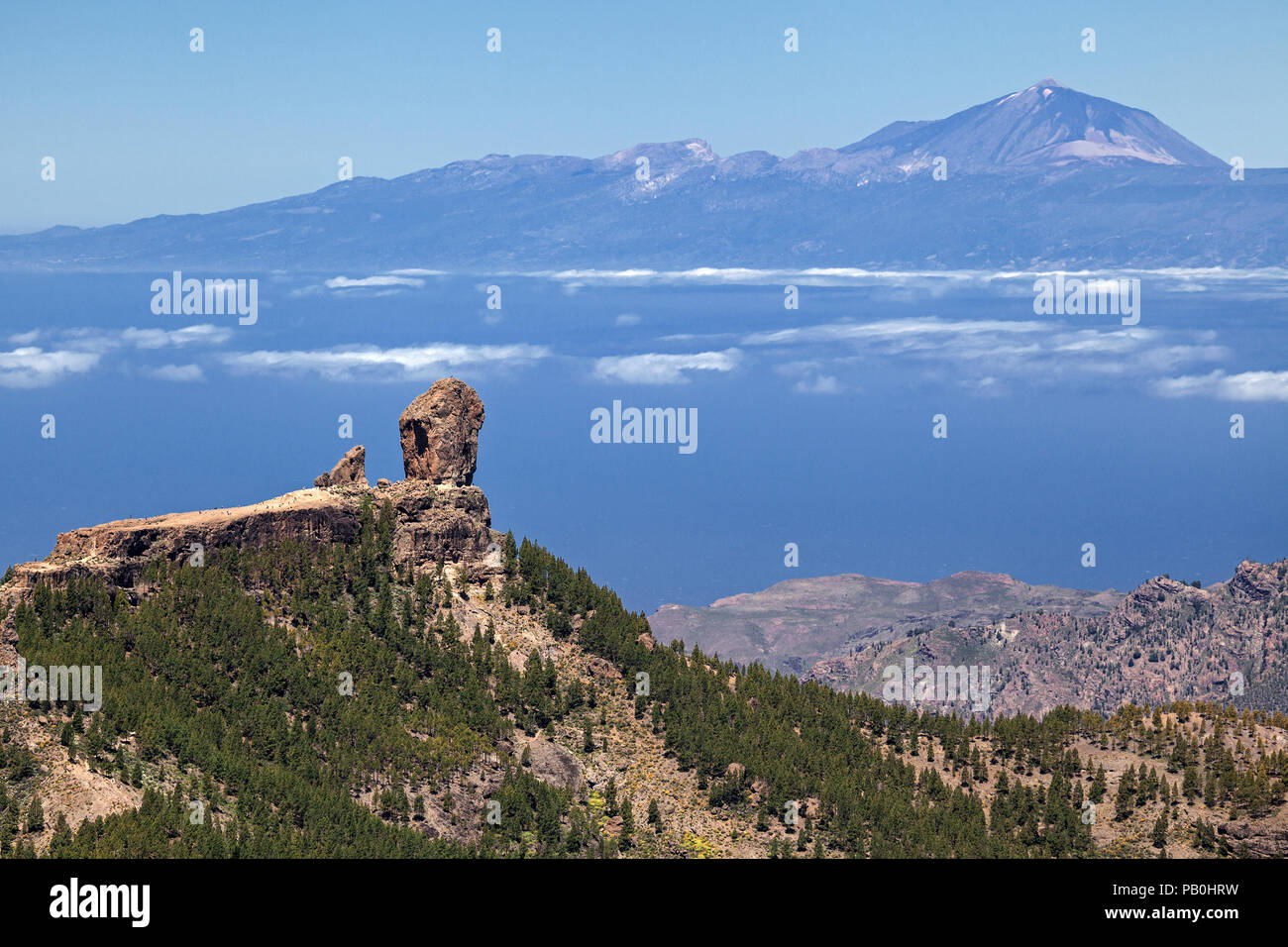 View from the Pico de las Nieves to the west of Gran Canaria, left  Kulfelsen Roque Nublo, behind Tenerife island with Teide Stock Photo - Alamy