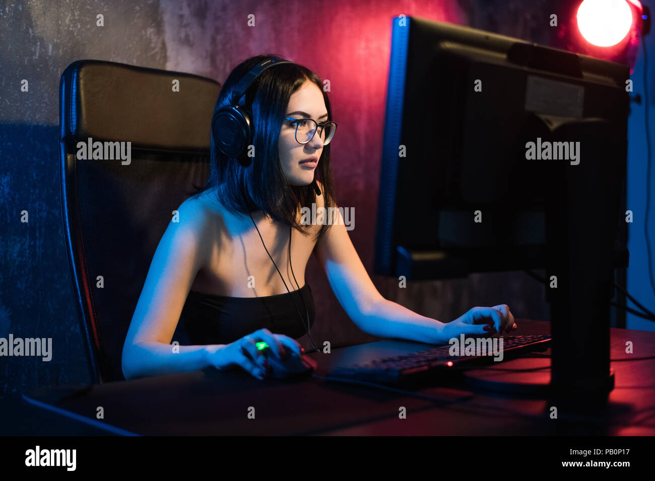 Video game player girl hi-res stock photography and images - Page 2 - Alamy