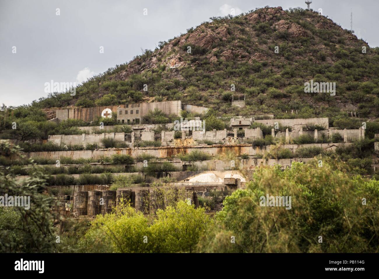 Antigua construcción y casas de minero en la entrada del pueblo de Nacozari de Garcia, Sonora ** © Foto:LuisGutierrez/NortePhoto Stock Photo
