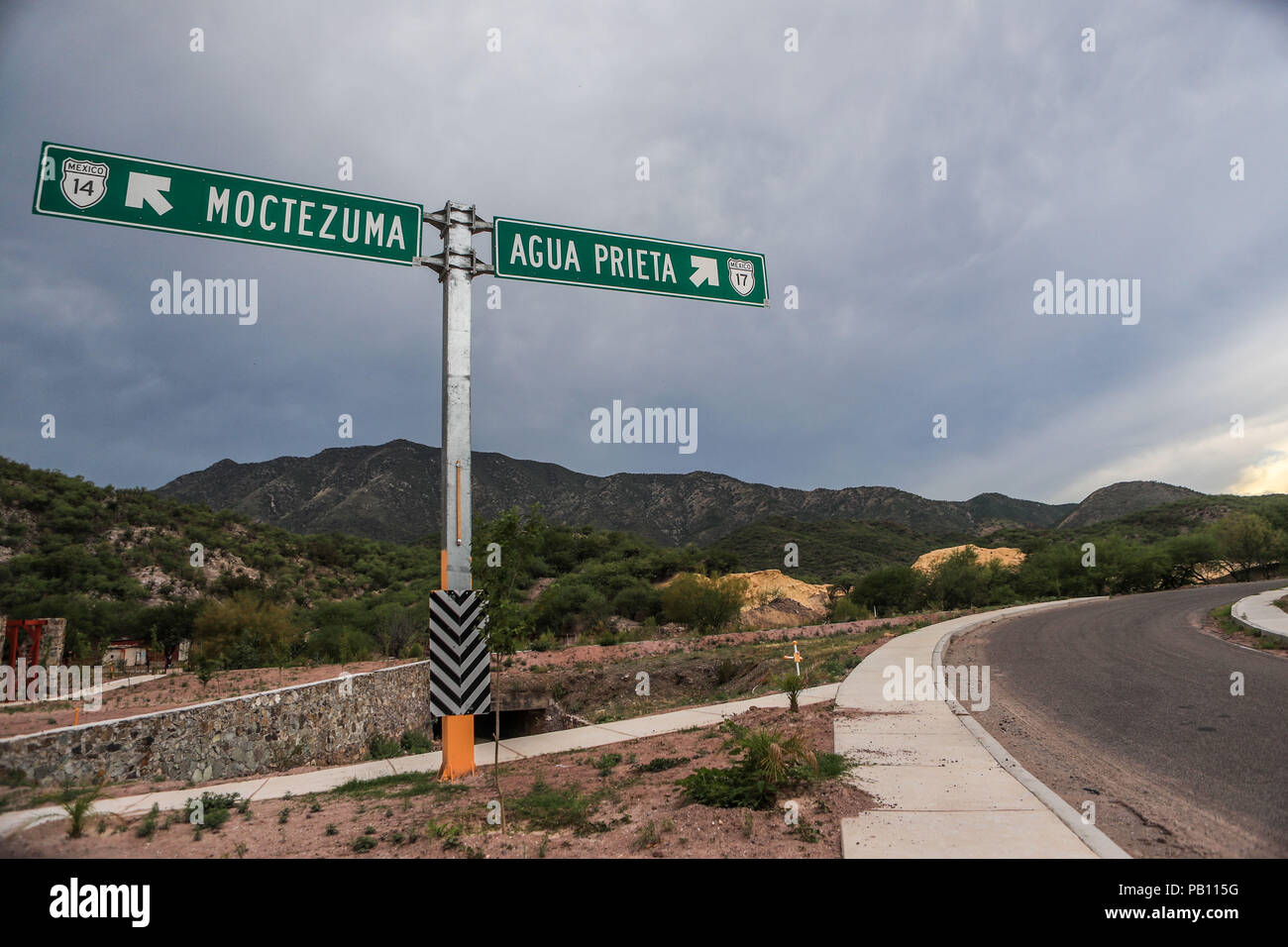 Señalizacion en carretera. Ruta a Agua Prieta y Ruta a Moctezuma en la carretera la intersección en Nacozari. Stock Photo