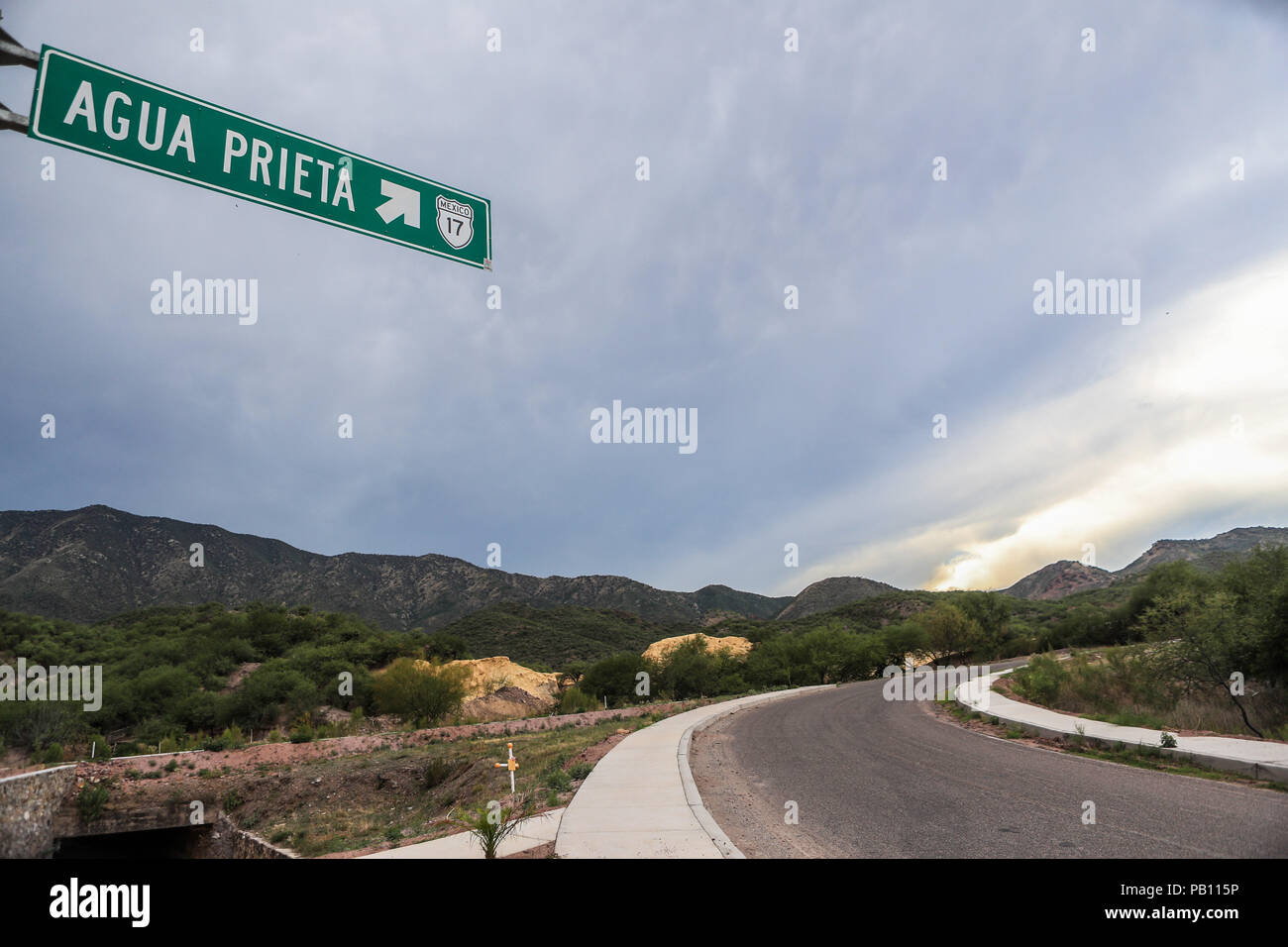 Señalizacion en carretera. Ruta a Agua Prieta. Aspectos del municipio de Nacozari Sonora y sus Alrededores. ** © Foto:LuisGutierrez/NortePhoto Stock Photo