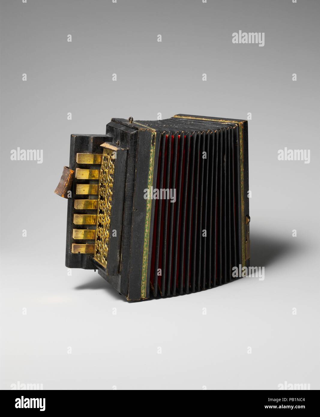 Small hand accordion 2025