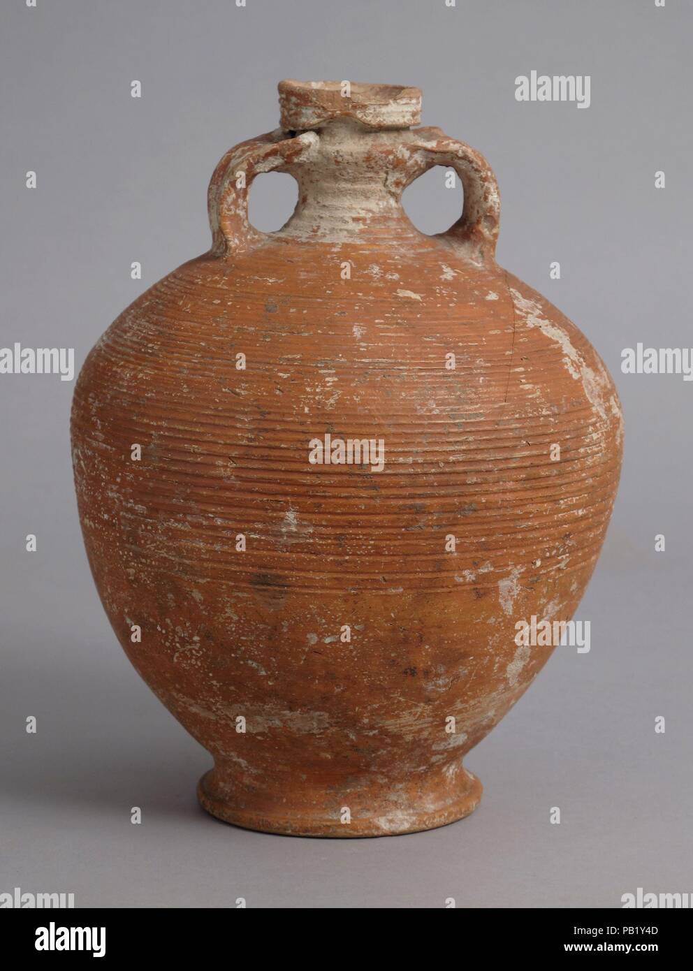 Ribbed Amphora. Culture: Coptic. Dimensions: Overall: 10 1/16 x 7 5/8 in. (25.5 x 19.3 cm). Date: 580-640. Museum: Metropolitan Museum of Art, New York, USA. Stock Photo