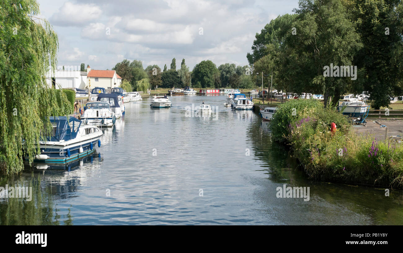 Boats on the river Waveney in the old market town of Beccles, Suffolk ...