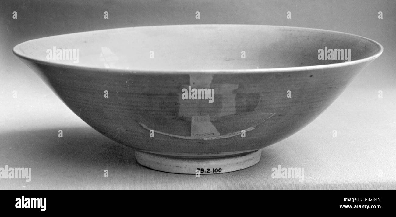 Bowl. Culture: China. Dimensions: H. 2 3/4 in. (7 cm); Diam. 8 1/4 in. (21 cm). Date: 18th century. Museum: Metropolitan Museum of Art, New York, USA. Stock Photo